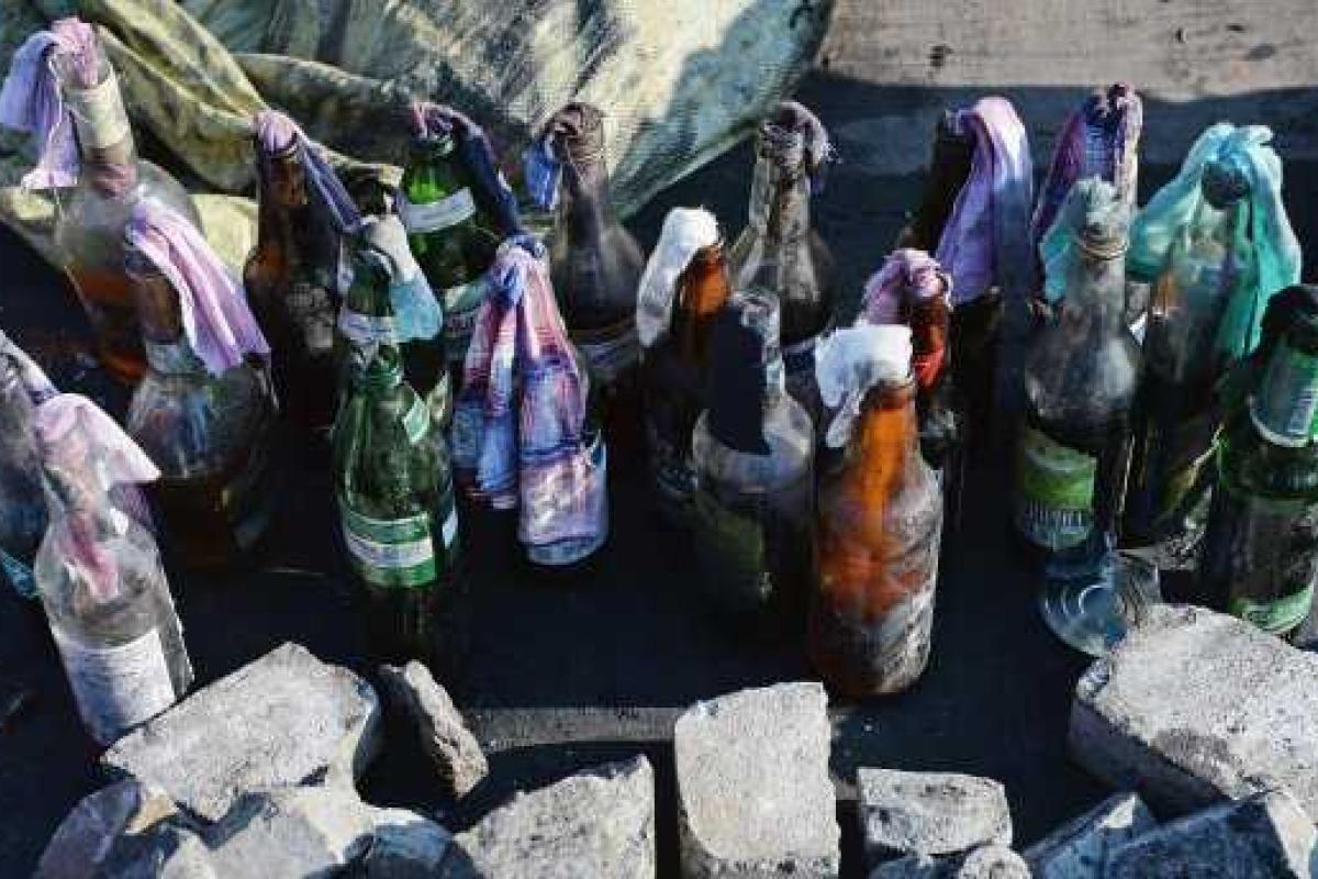 Житель Ужгорода бросал "коктейли Молотова" в патрульных