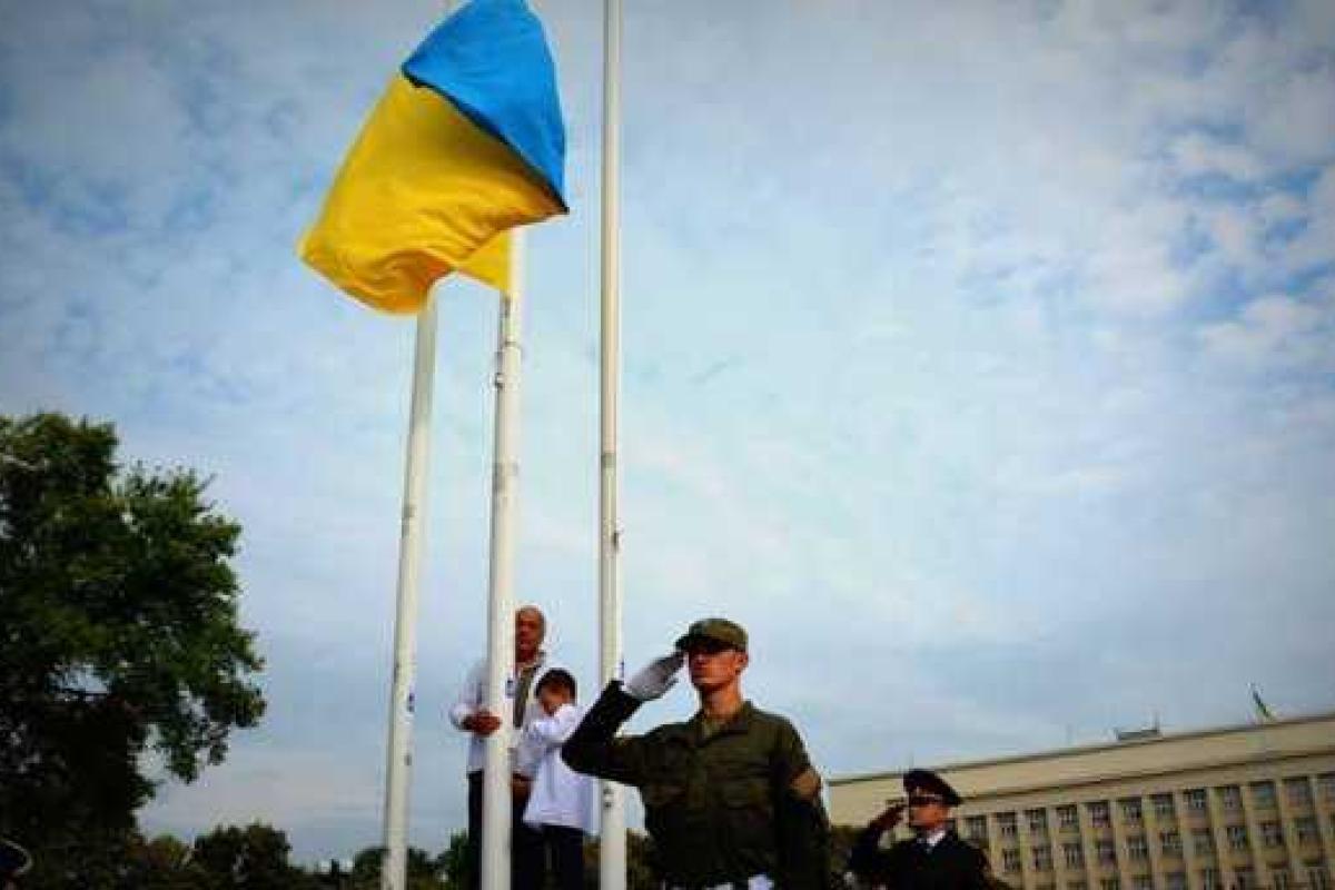 Сын погибшего Героя поднял флаг Украины на Закарпатье