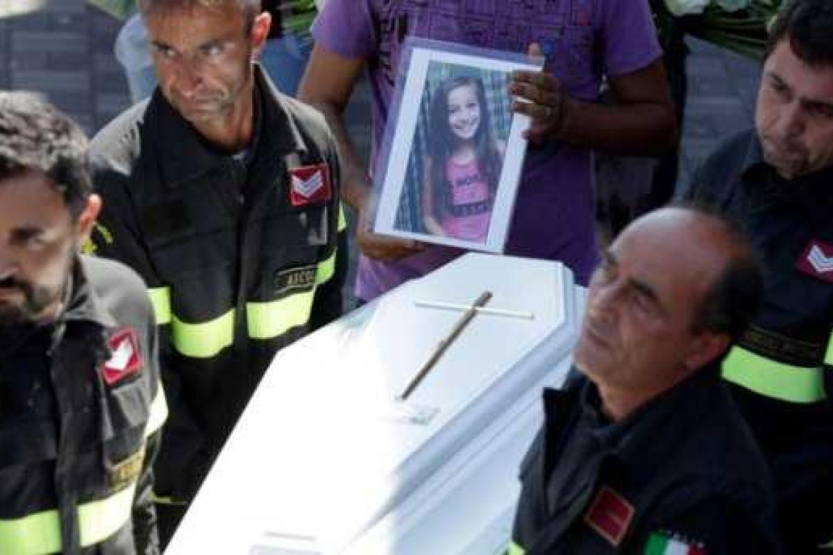 Землетрясение в Италии: спасатель написал трогательное письмо, адресованное погибшей девочке Землетрясение в Италии: спасатель написал трогательное письмо, адресованное погибшей девочке