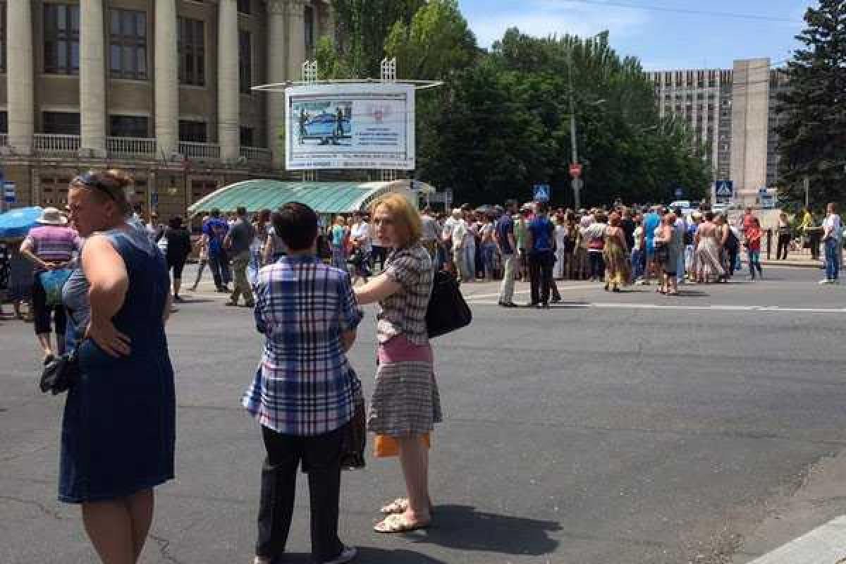 Житель Донецка: Мы должны маршировать строем и кричать, как у нас все круто
