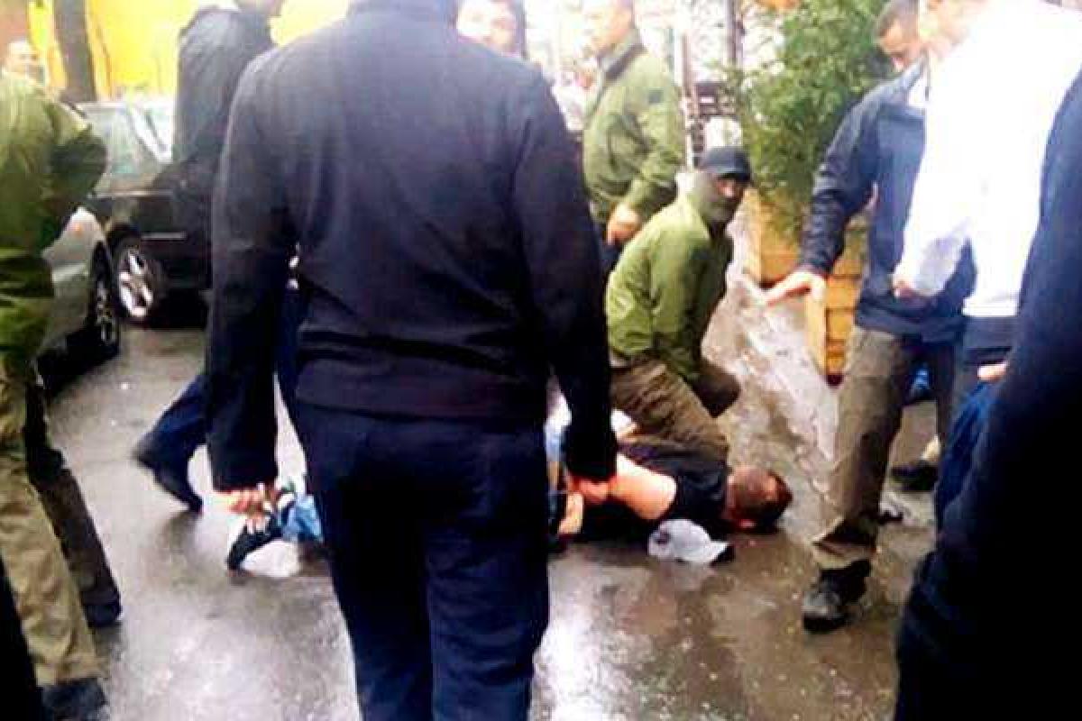 Сотрудники НАБУ и ГПУ устроили уличную драку в Киеве Сотрудники НАБУ и ГПУ устроили уличную драку в Киеве