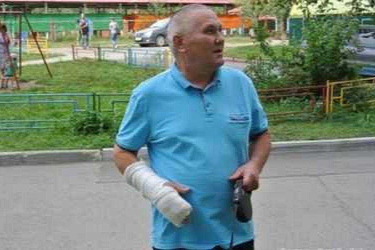 В России прохожий поймал 4-летнюю девочку, выпавшую с 8 этажа В России прохожий поймал 4-летнюю девочку, выпавшую с 8 этажа