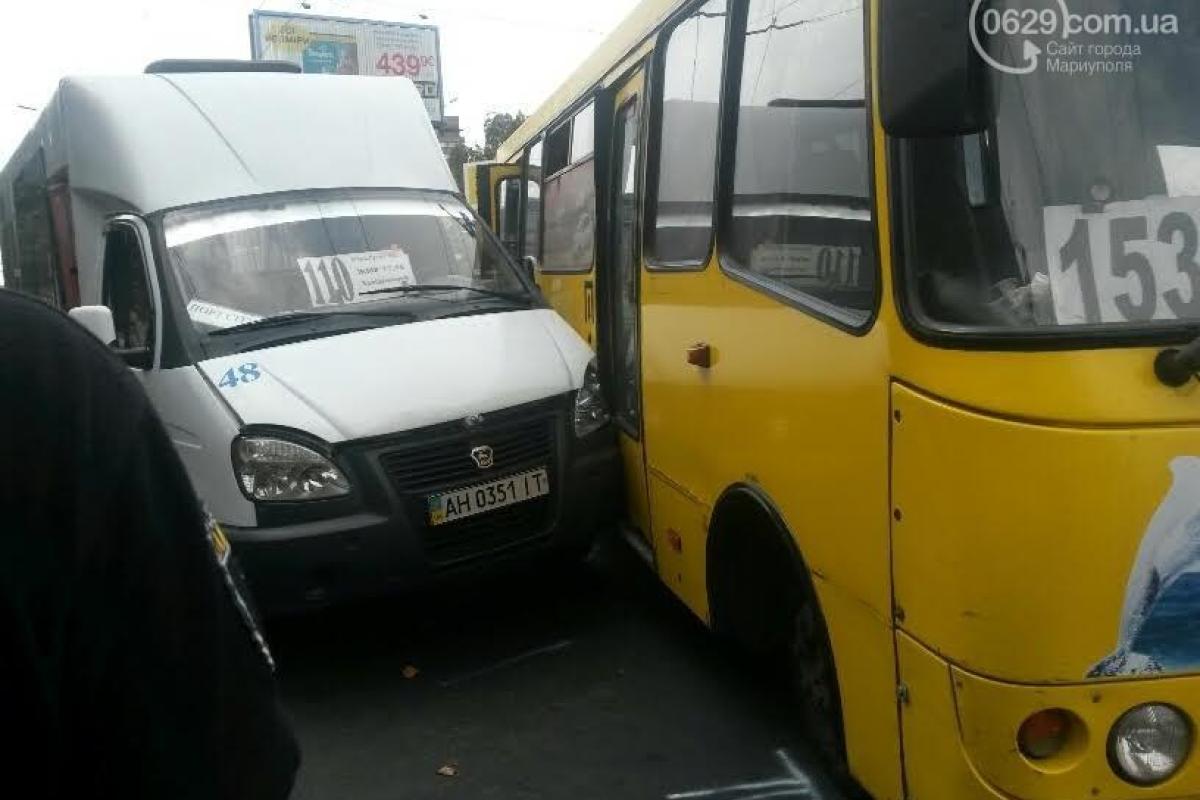 В Мариуполе на центральном проспекте столкнулись две маршрутки В Мариуполе на центральном проспекте столкнулись две маршрутки