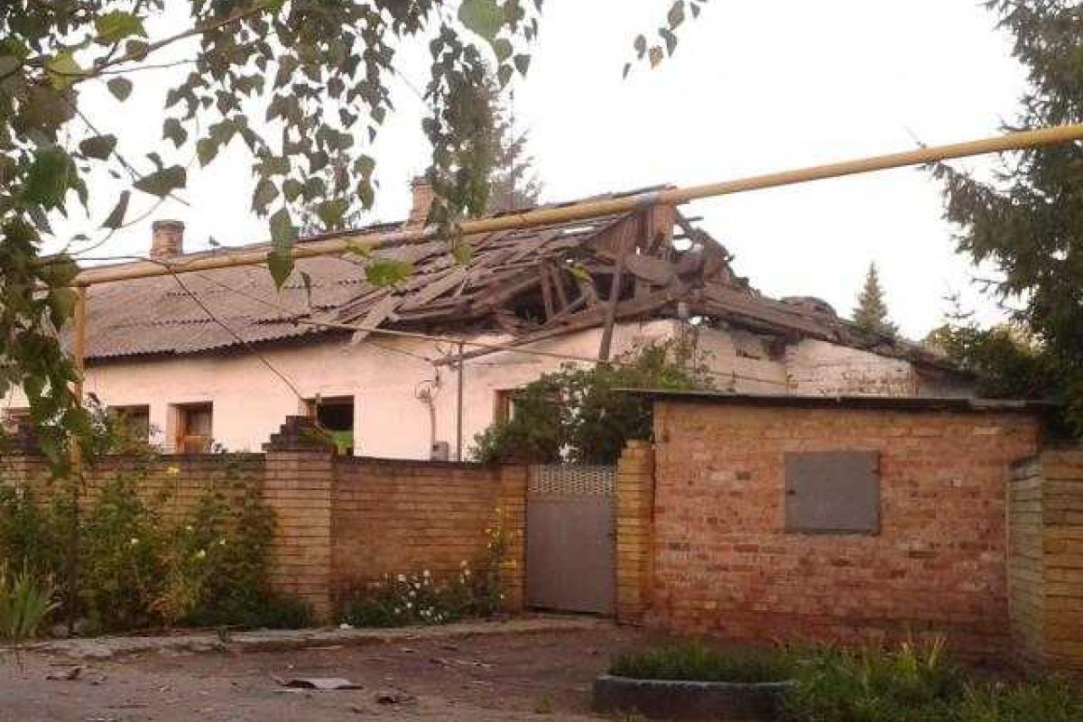 Ночью на Донецк сыпались снаряды: появились фото последствий обстрела Ночью на Донецк сыпались снаряды: появились фото последствий обстрела