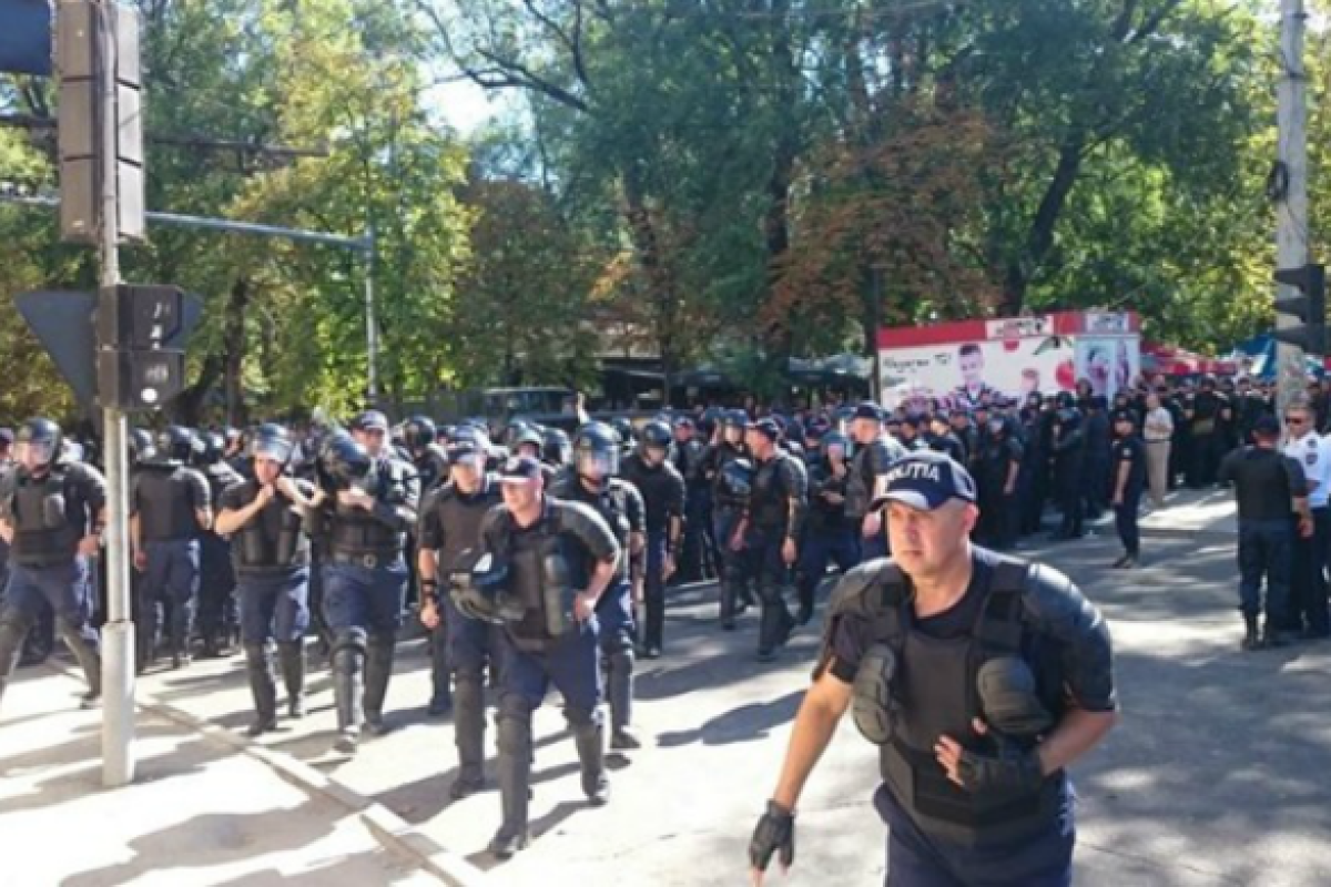 В Молдове на День независимости полицейские разогнали толпу слезоточивым газом В Молдове на День независимости полицейские разогнали толпу слезоточивым газом
