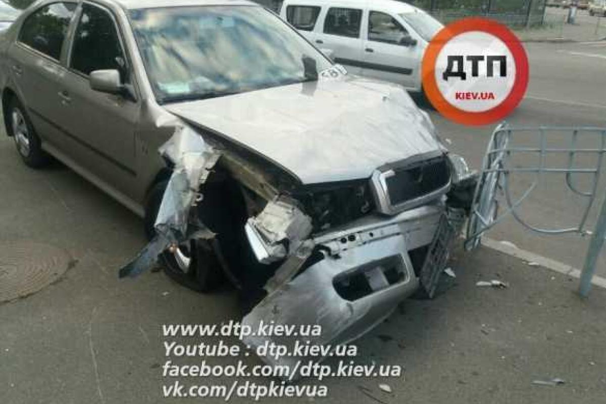 В Киеве водитель "Шкоды" сбежал с места ДТП, а затем вернулся и угрожал патрульным В Киеве водитель "Шкоды" сбежал с места ДТП, а затем вернулся и угрожал патрульным