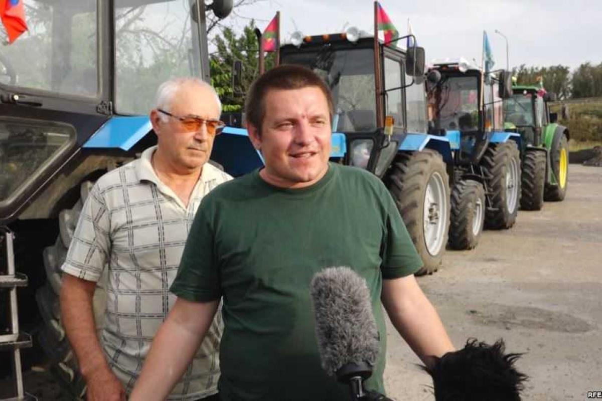 Фермеры ехали на тракторах к Путину, а оказались в тюрьме - блогер о "демократии по-российски" Фермеры ехали на тракторах к Путину, а оказались в тюрьме - блогер о "демократии по-российски"