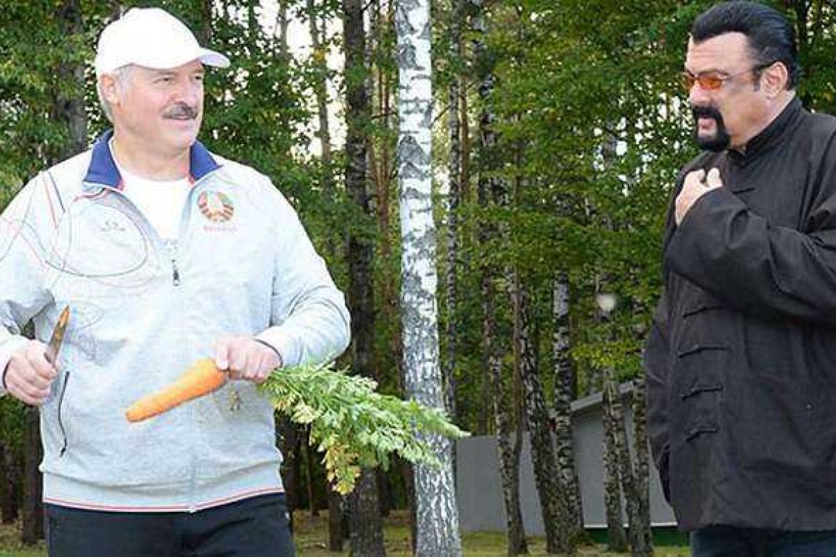 Лукашенко накормил морковкой голливудского актера - друга Путина