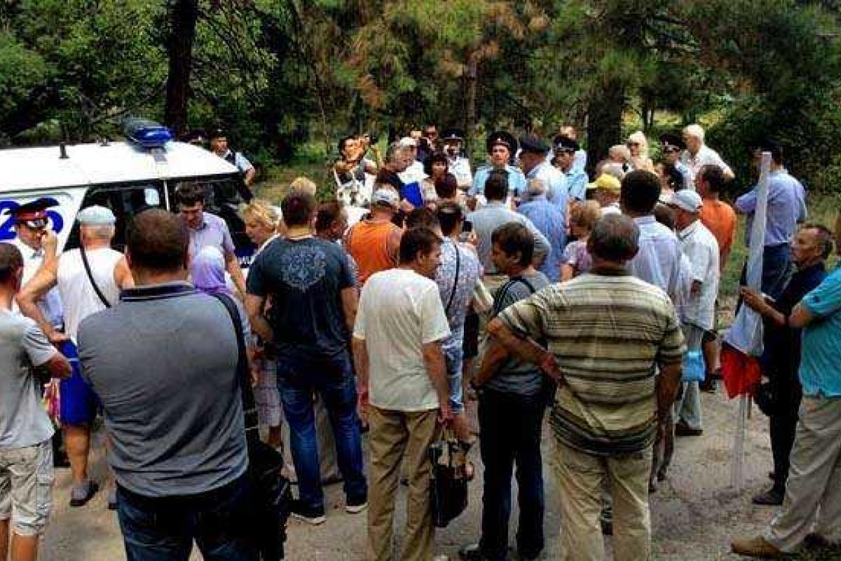 В Симферополе ОМОН разогнал митинг «Обманутый Крым» и задержал организаторов В Симферополе ОМОН разогнал митинг «Обманутый Крым» и задержал организаторов