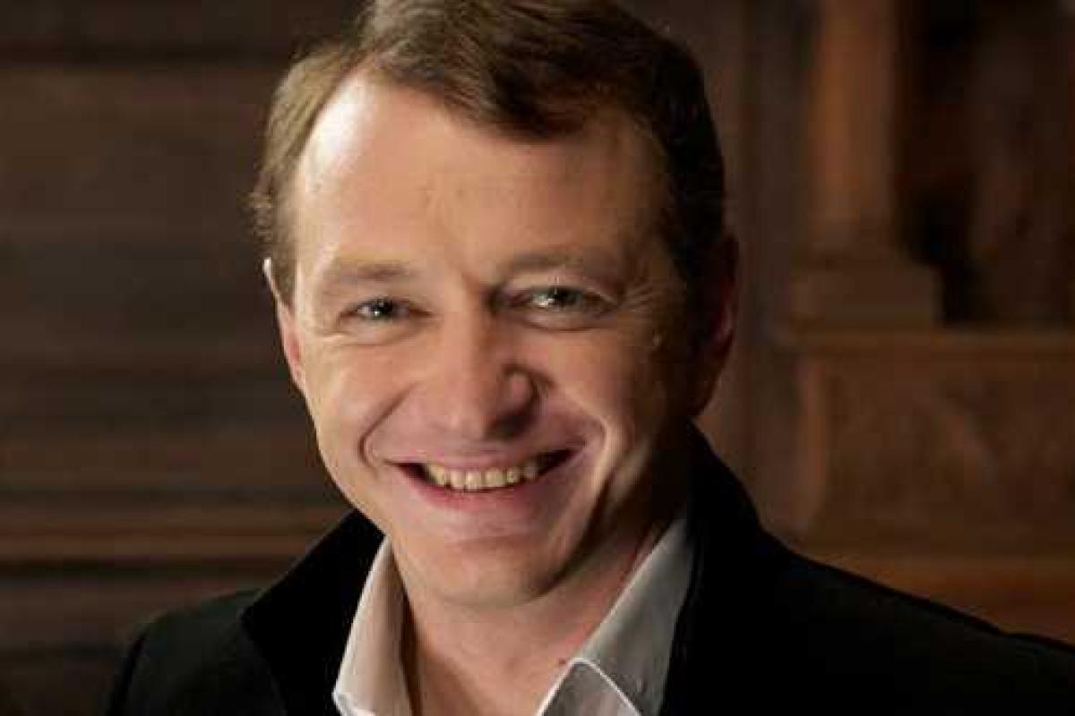 Марат Башаров необычно встретил возлюбленную и сына из роддома Марат Башаров необычно встретил возлюбленную и сына из роддома