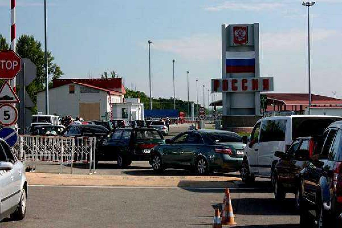 Российские пограничники не выпускают из Крыма людей, на КПВВ очереди Российские пограничники не выпускают из Крыма людей, на КПВВ очереди
