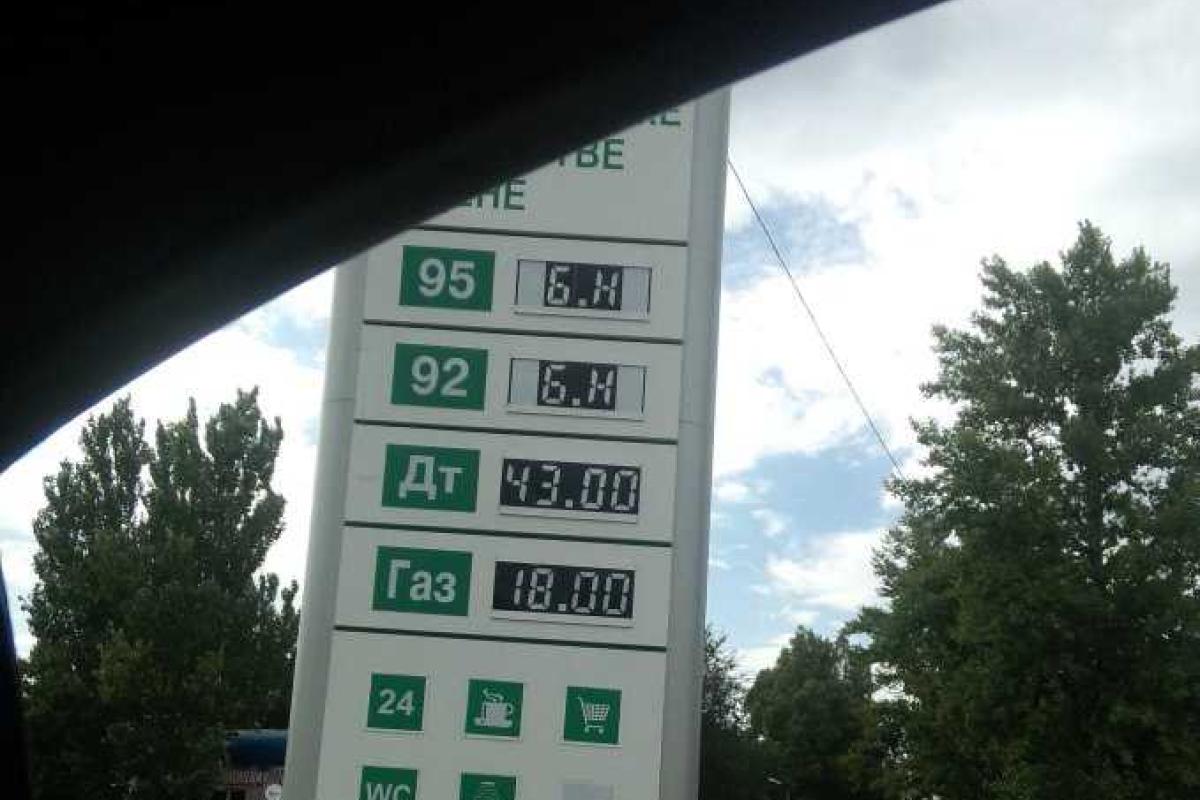 На заправках в "ЛДНР" начал пропадать бензин На заправках в "ЛДНР" начал пропадать бензин