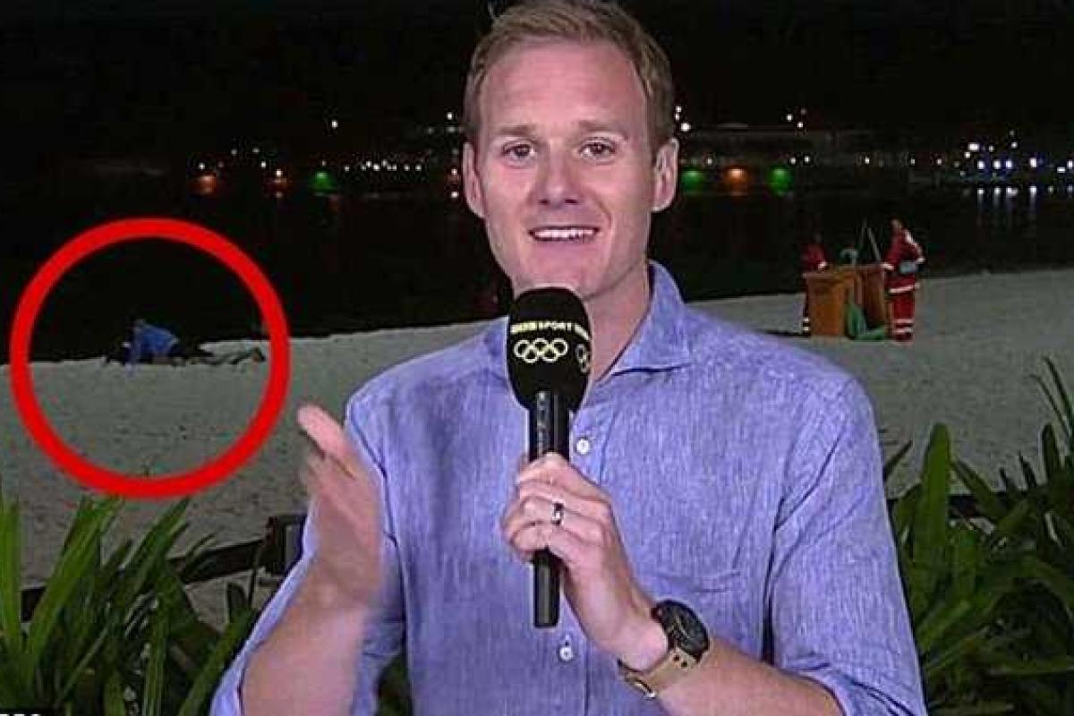 Рио-2016: журналисту BBC пришлось прервать прямой репортаж из-за влюбленной парочки на заднем плане Рио-2016: журналисту BBC пришлось прервать прямой репортаж из-за влюбленной парочки на заднем плане