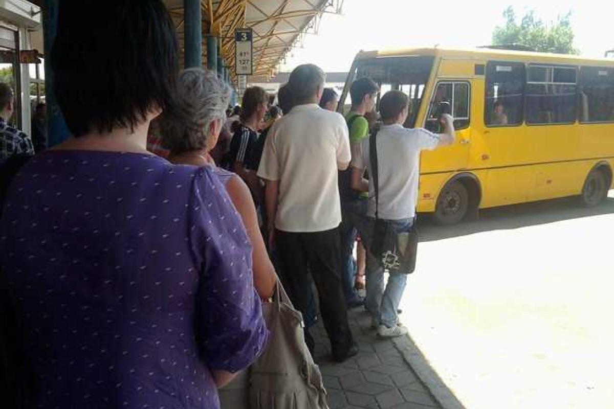 В Донецке пассажиры часами ждут единственный автобус: маршрутчики устроили забастовку