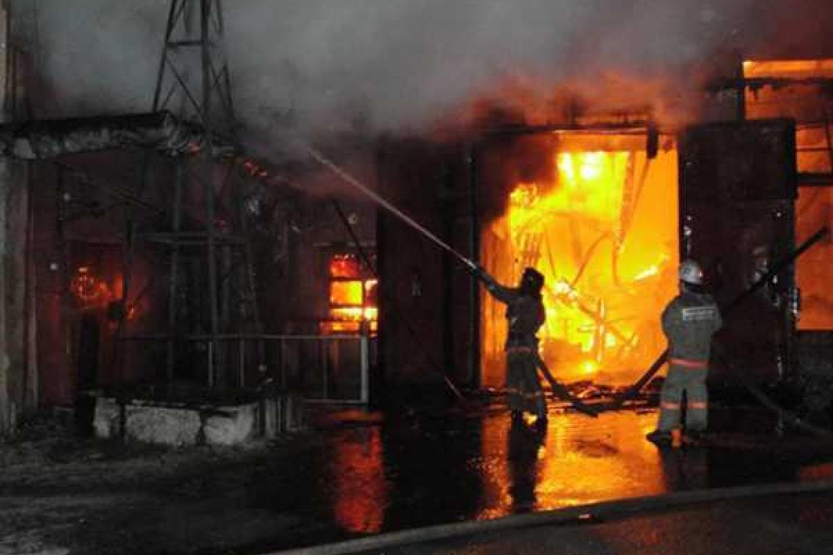 В Новой Москве пылает склад лакокрасочного завода, региону грозит экологическая катастрофа В Новой Москве пылает склад лакокрасочного завода, региону грозит экологическая катастрофа