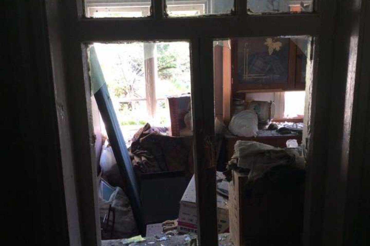 Горловчанка чудом выжила после прямого попадания снаряда в ее дом