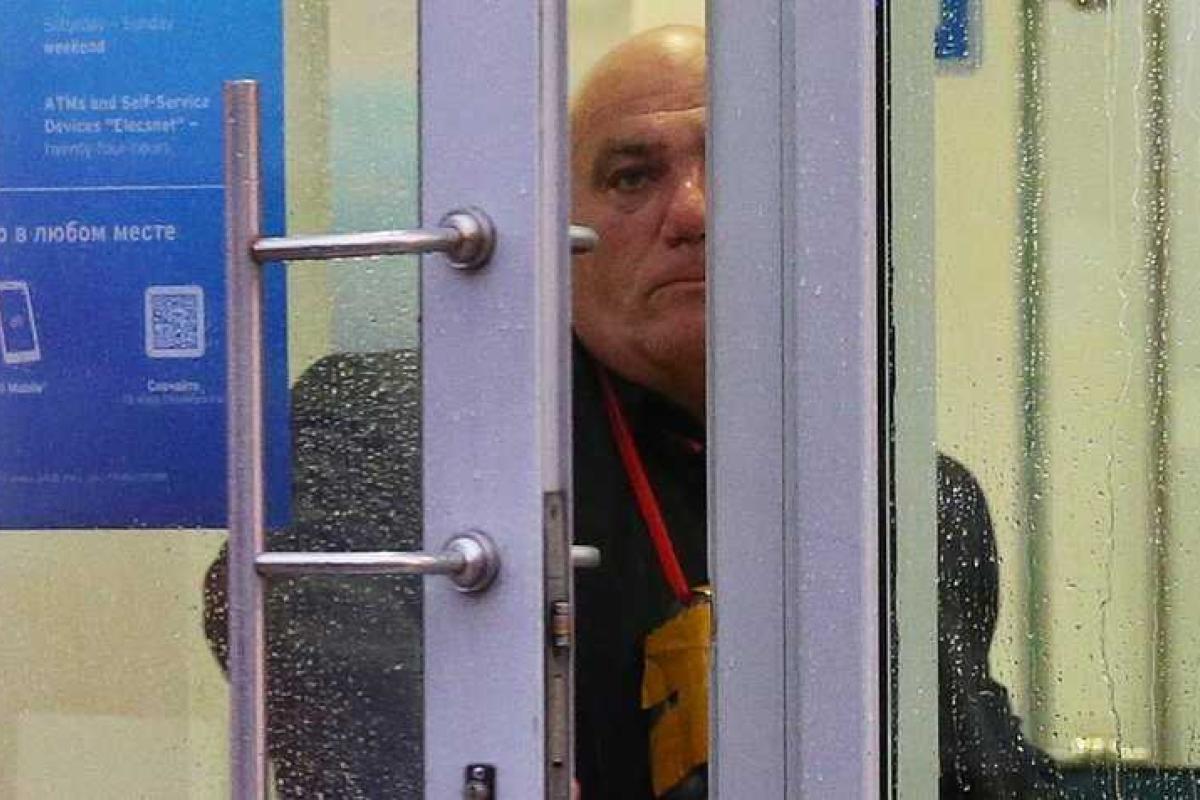 Захватчик банка в Москве обратился к Путину: "Господин президент, неужели вам не докладывают, что у нас в стране творится?" Захватчик банка в Москве обратился к Путину: "Господин президент, неужели вам не докладывают, что у нас в стране творится?"