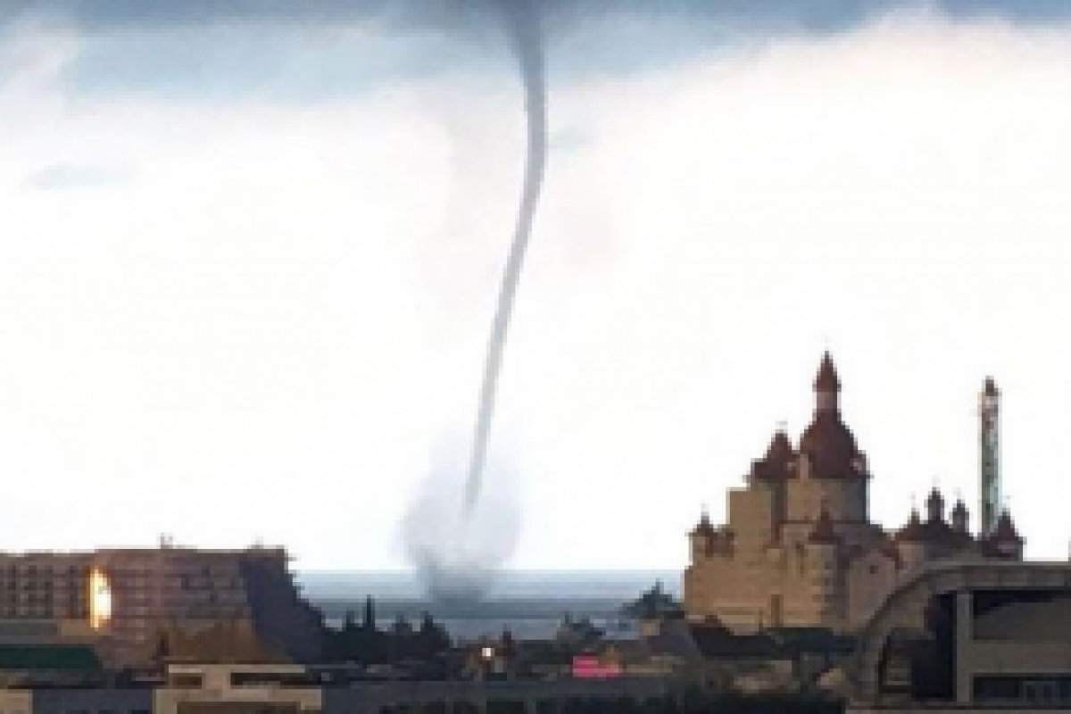 В России гигантский смерч "прошелся" по городу Сочи, появились кадры В России гигантский смерч "прошелся" по городу Сочи, появились кадры