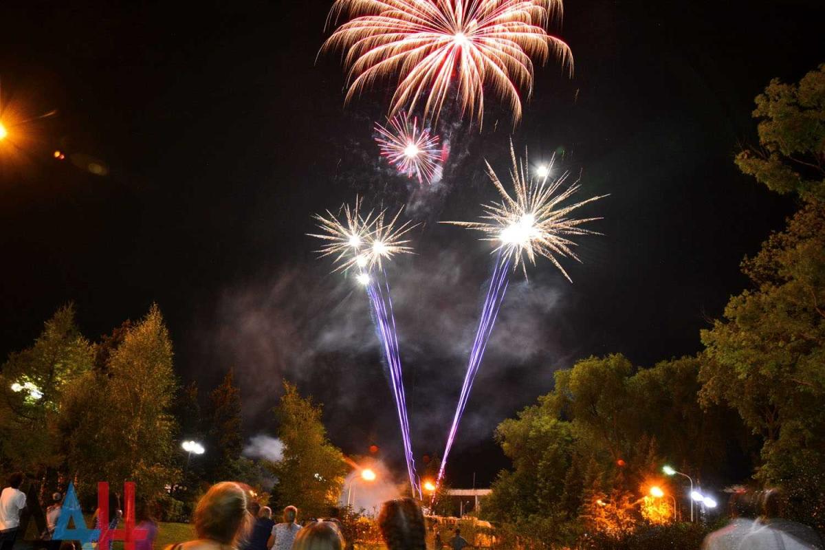 В Донецке похвастались праздничным салютом: небо украсили "синие, красные, зеленые и фиолетовые огни"