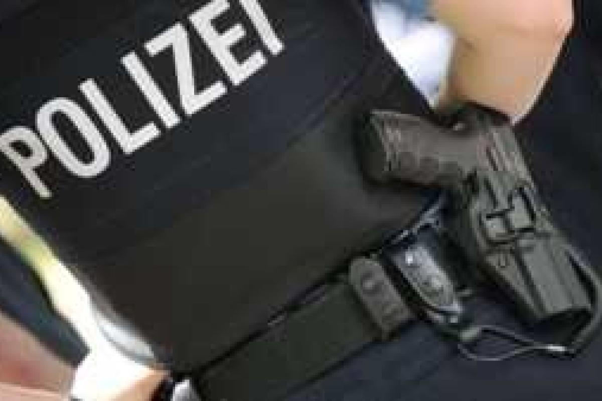 В Германии спецназ штурмовал кафе, в котором забаррикадировался окровавленный мужчина В Германии спецназ штурмовал кафе, в котором забаррикадировался окровавленный мужчина