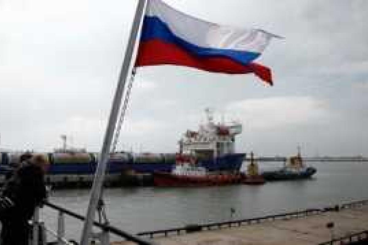 Теперь только по воздуху: шторм отрезал россиянам путь в Крым