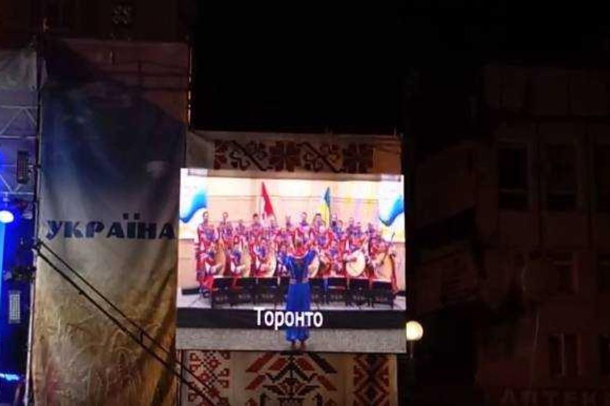 В День города Ровно местные жители исполнили Гимн Украины со всем миром