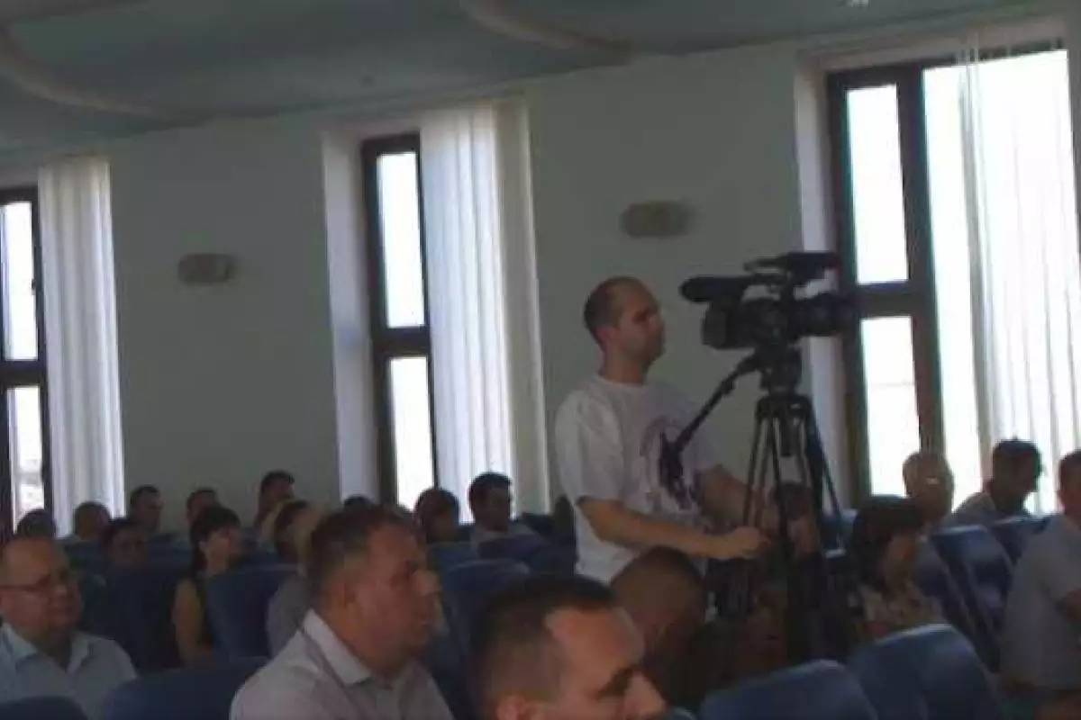 В Лисичанске видеооператор ТРК «Акцент» пришел на сессию горсовета в футболке "Вежливые люди"