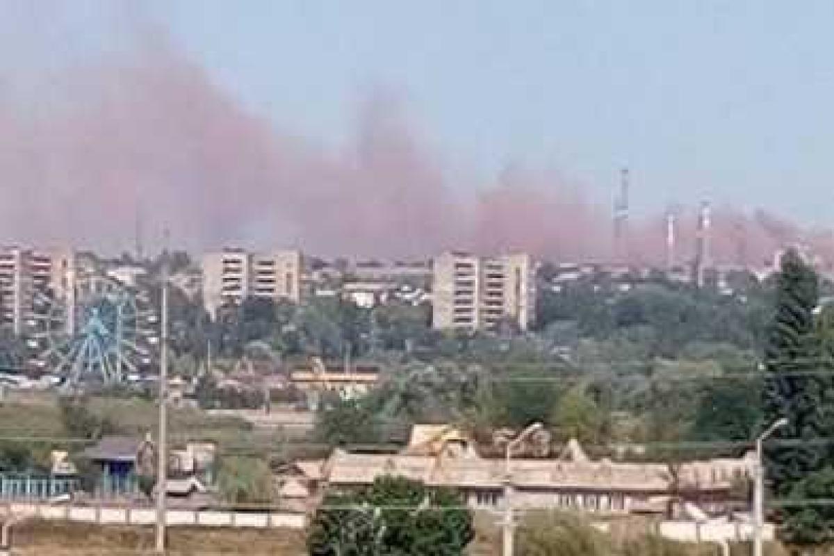 В Мариуполе местных жителей напугал бурый дым, который был виден из разных точек города