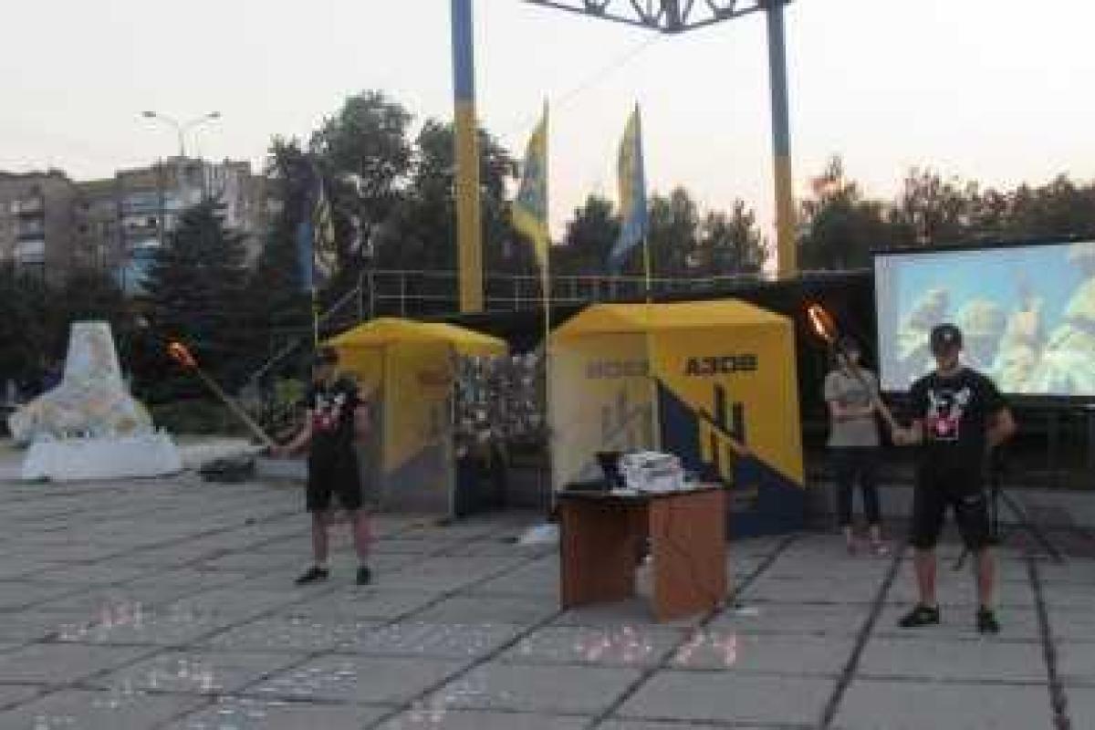 В Мариуполе почтили память бойцов, погибших в Иловайском котле: фоторепортаж В Мариуполе почтили память бойцов, погибших в Иловайском котле: фоторепортаж