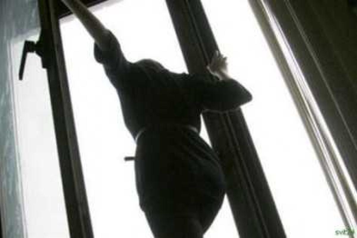 В Мариуполе пьяная 40-летняя женщина выпала со второго этажа