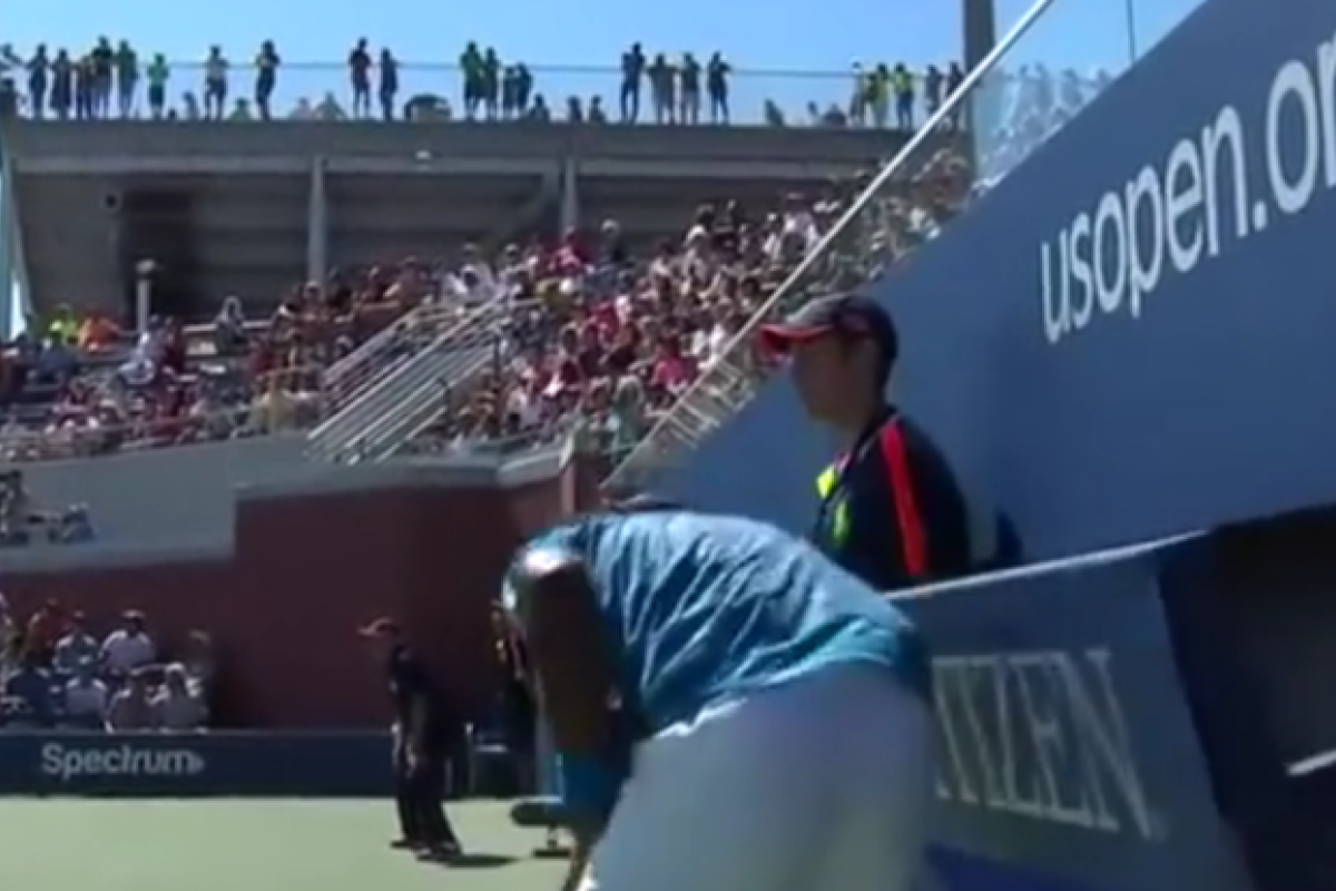 На французского теннисиста во время матча свалилось табло: опубликовано видео На французского теннисиста во время матча свалилось табло: опубликовано видео