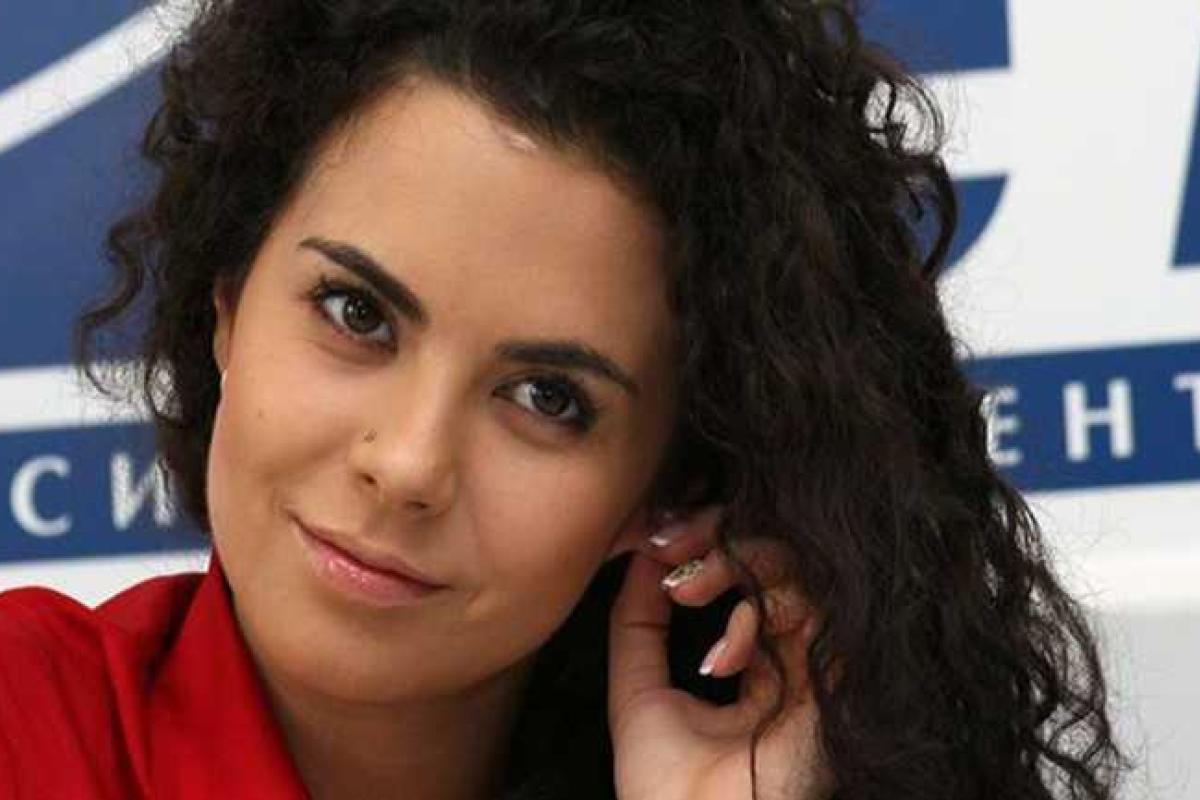 Настя Каменских посетила салон красоты впервые после перелома Настя Каменских посетила салон красоты впервые после перелома