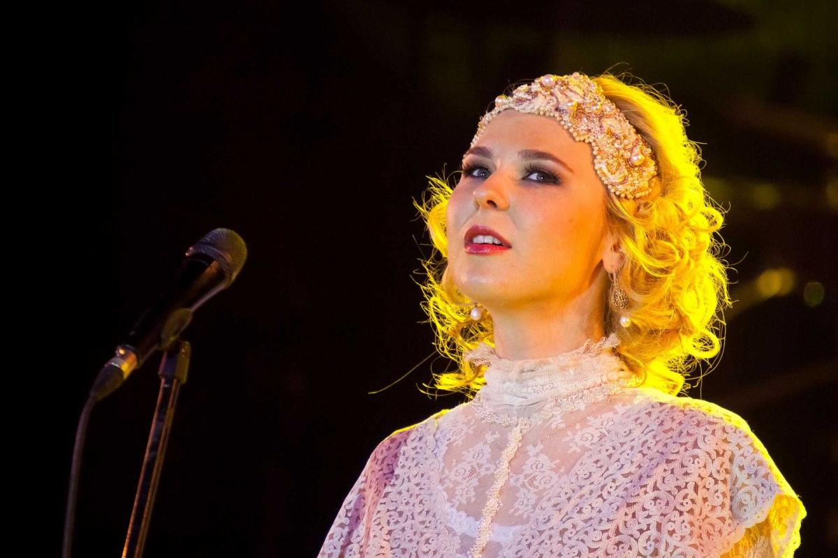 Беременная Пелагея не смогла спрятать живот под концертным платьем