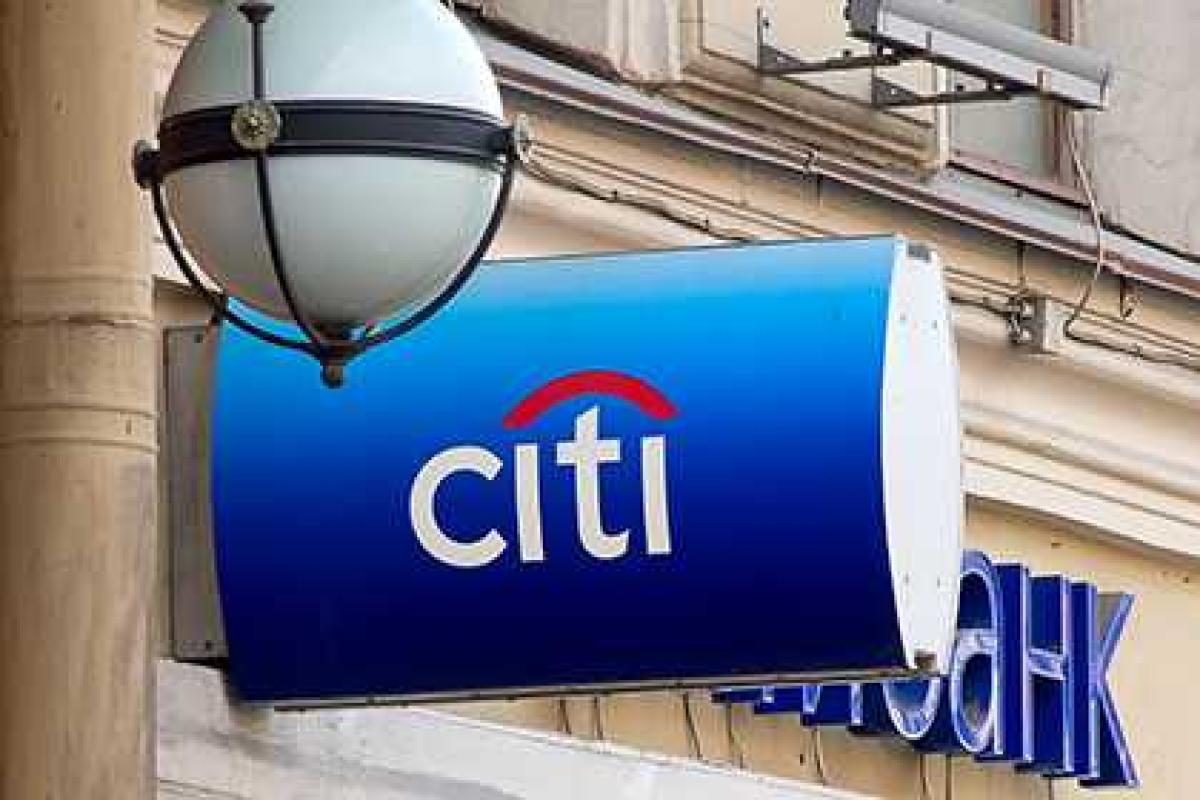 В центре Москвы мужчина с коробкой на шее угрожает взорвать банк В центре Москвы мужчина с коробкой на шее угрожает взорвать банк