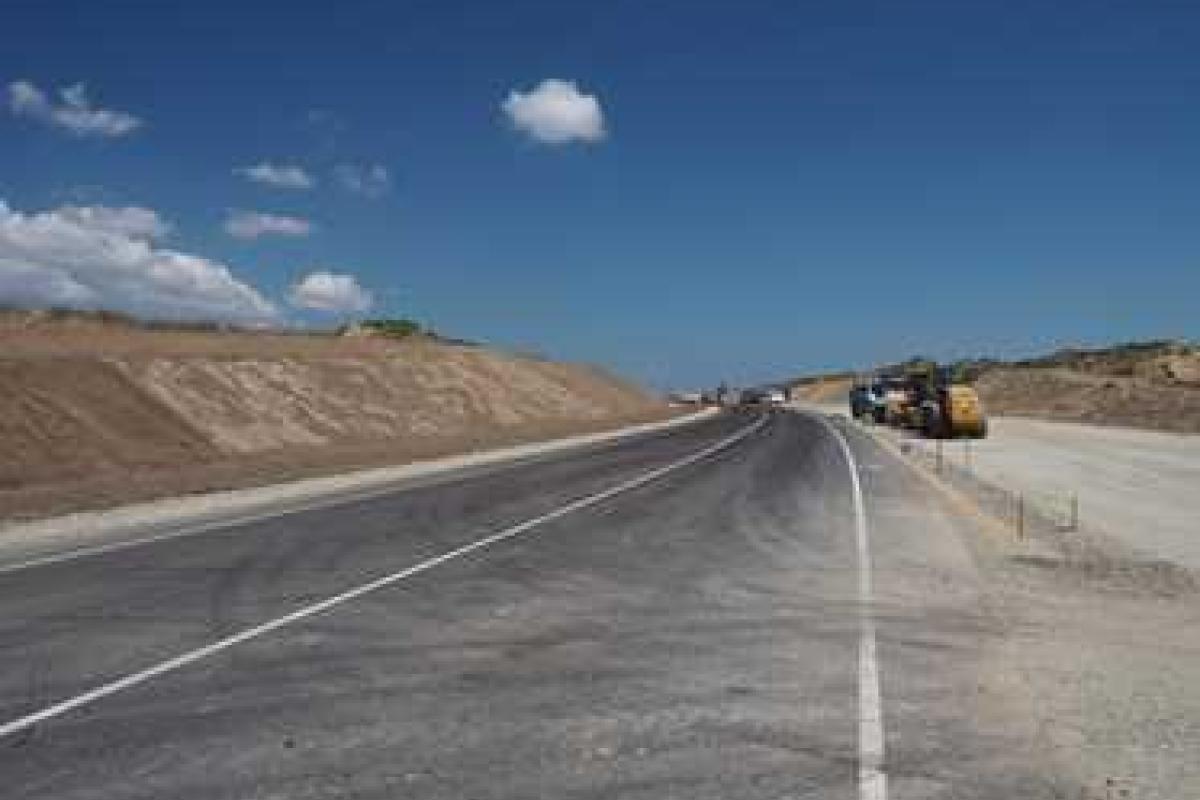 В Крыму ограничено движение транспорта из-за оползня В Крыму ограничено движение транспорта из-за оползня