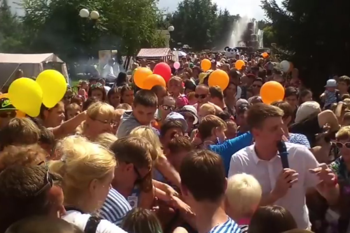 В России на фестивале происходило настоящее побоище из-за бесплатного мороженого В России на фестивале происходило настоящее побоище из-за бесплатного мороженого