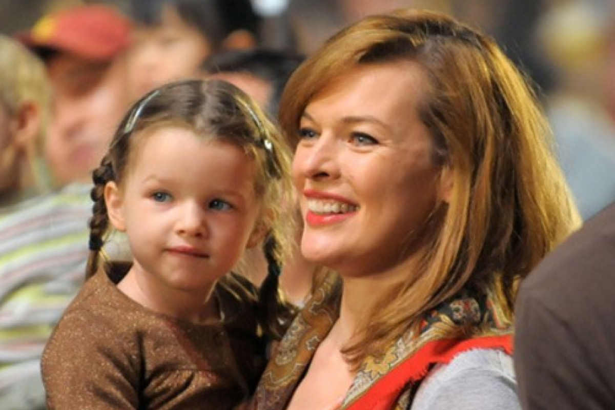 Дочь Миллы Йовович снялась в новом фильме "Обитель зла"