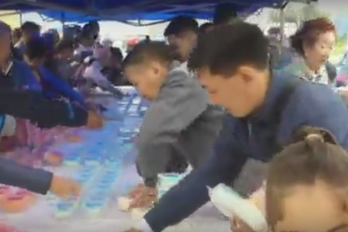 В России толпа устроила битву за еду, украв лакомство у детей-сирот