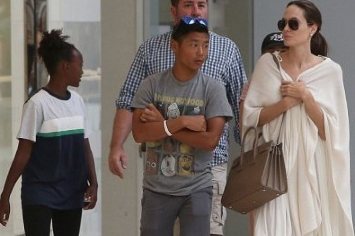 Папарацци засняли Анджелину Джоли в странной одежде на прогулке с детьми Папарацци засняли Анджелину Джоли в странной одежде на прогулке с детьми