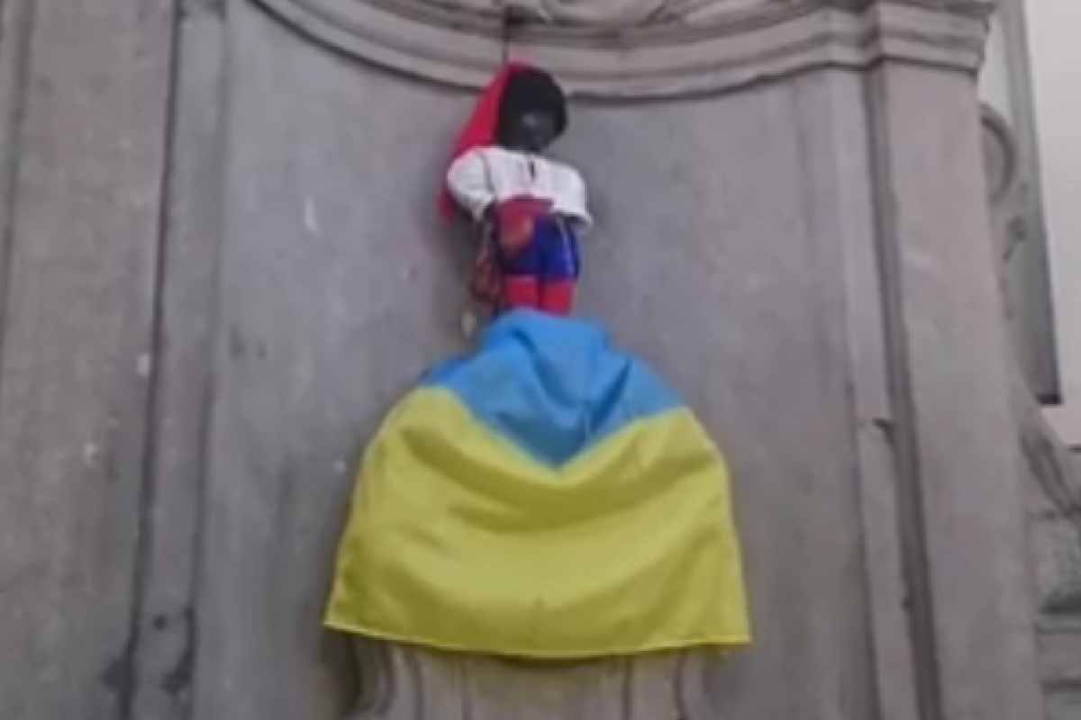 В Брюсселе "Писающий мальчик" "надругался" над флагом Украины