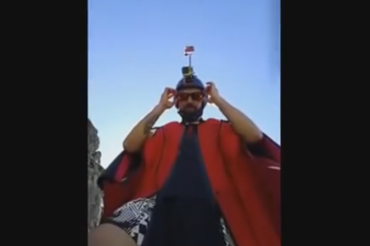 Разбившийся в Альпах экстремал вел прямую трансляцию в момент гибели: шокирующее видео потрясло сеть Разбившийся в Альпах экстремал вел прямую трансляцию в момент гибели: шокирующее видео потрясло сеть