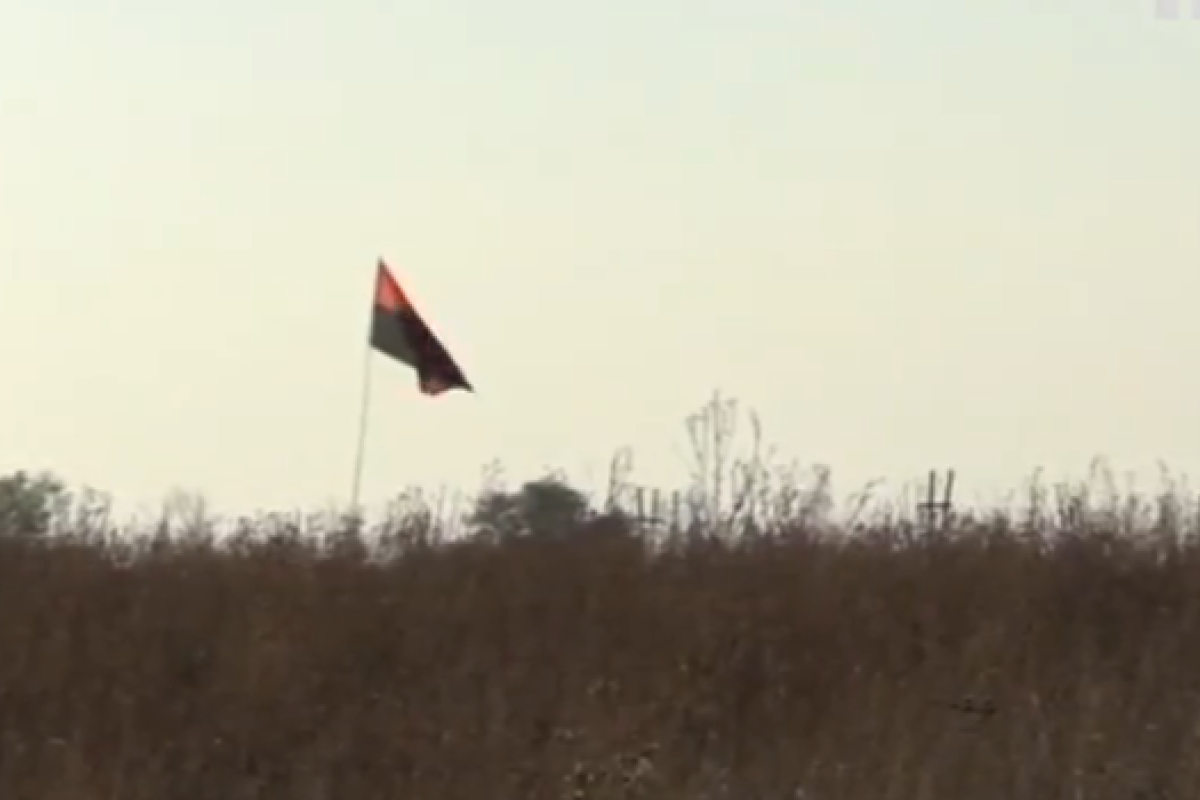 Боевики безуспешно пытаются сбить флаг, который украинские бойцы установили в серой зоне Боевики безуспешно пытаются сбить флаг, который украинские бойцы установили в серой зоне