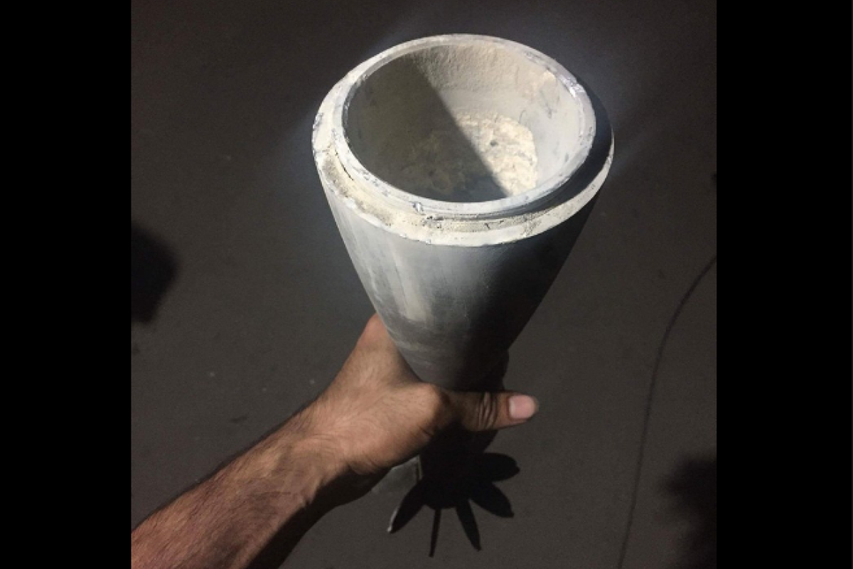 Волонтер показал остатки зажигательных мин, которыми боевики обстреливают блиндажи ВСУ Волонтер показал остатки зажигательных мин, которыми боевики обстреливают блиндажи ВСУ