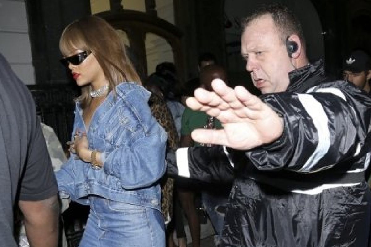 Папарацци сфотографировали Рианну в странном наряде