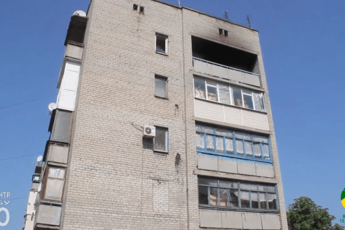 В Майорске из-за обстрела сгорела квартира в пятиэтажке