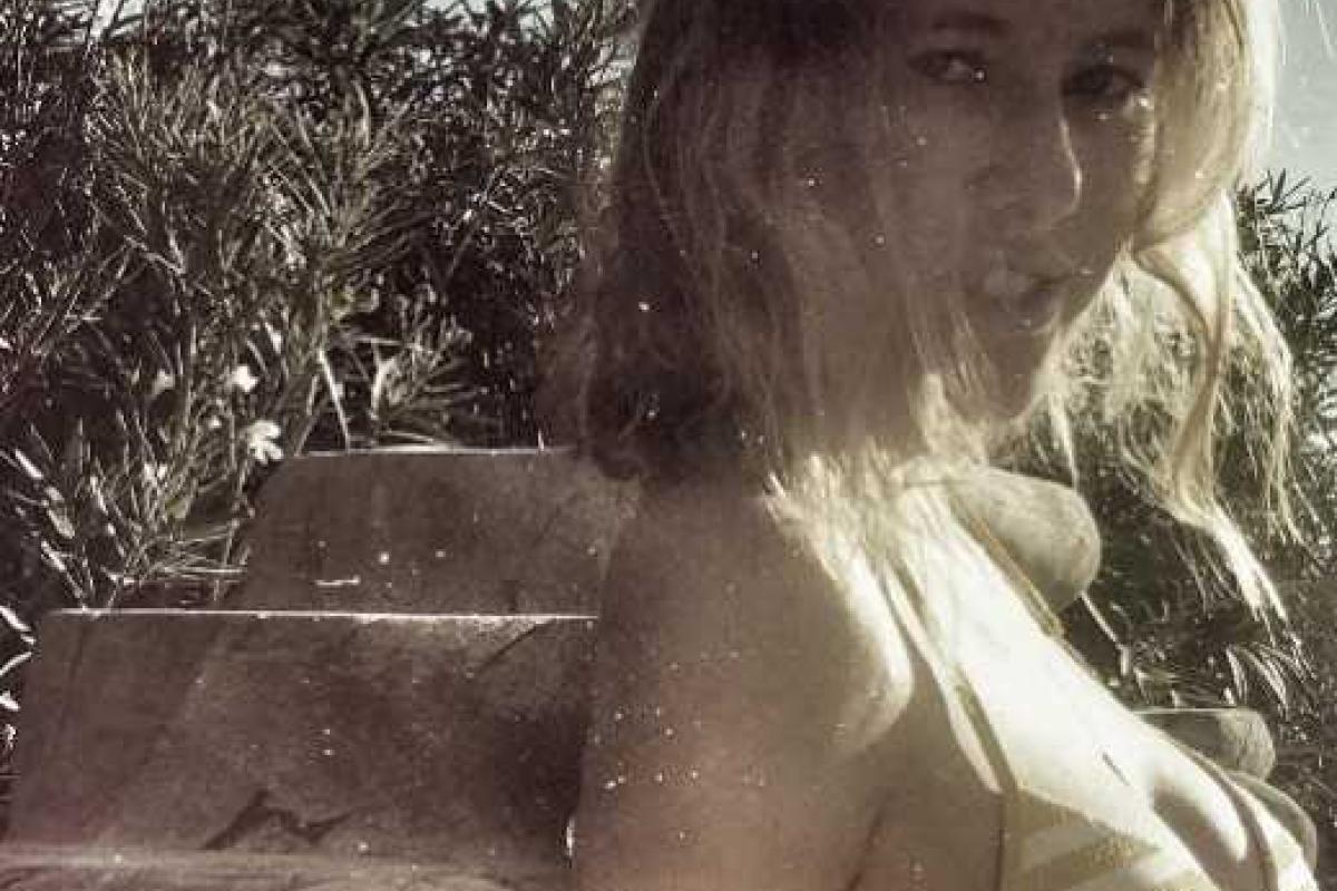 Ксения Собчак в откровенном бикини показала живот Ксения Собчак в откровенном бикини показала живот