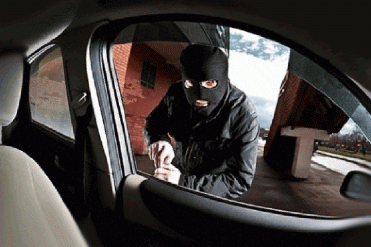 Полиция разыскивает угнанное авто на Белосарайской косе 