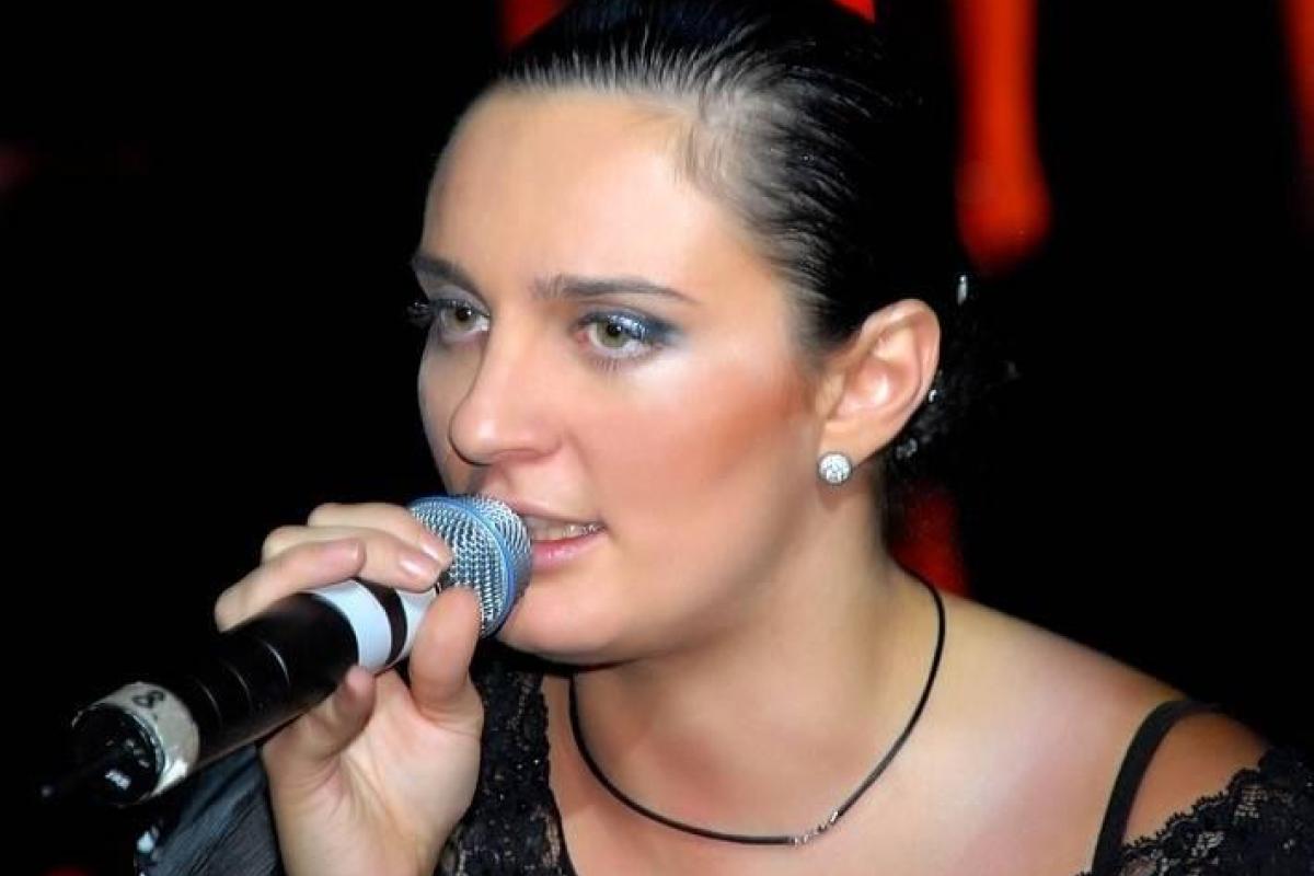 Елена Ваенга показала публике отца своего ребенка