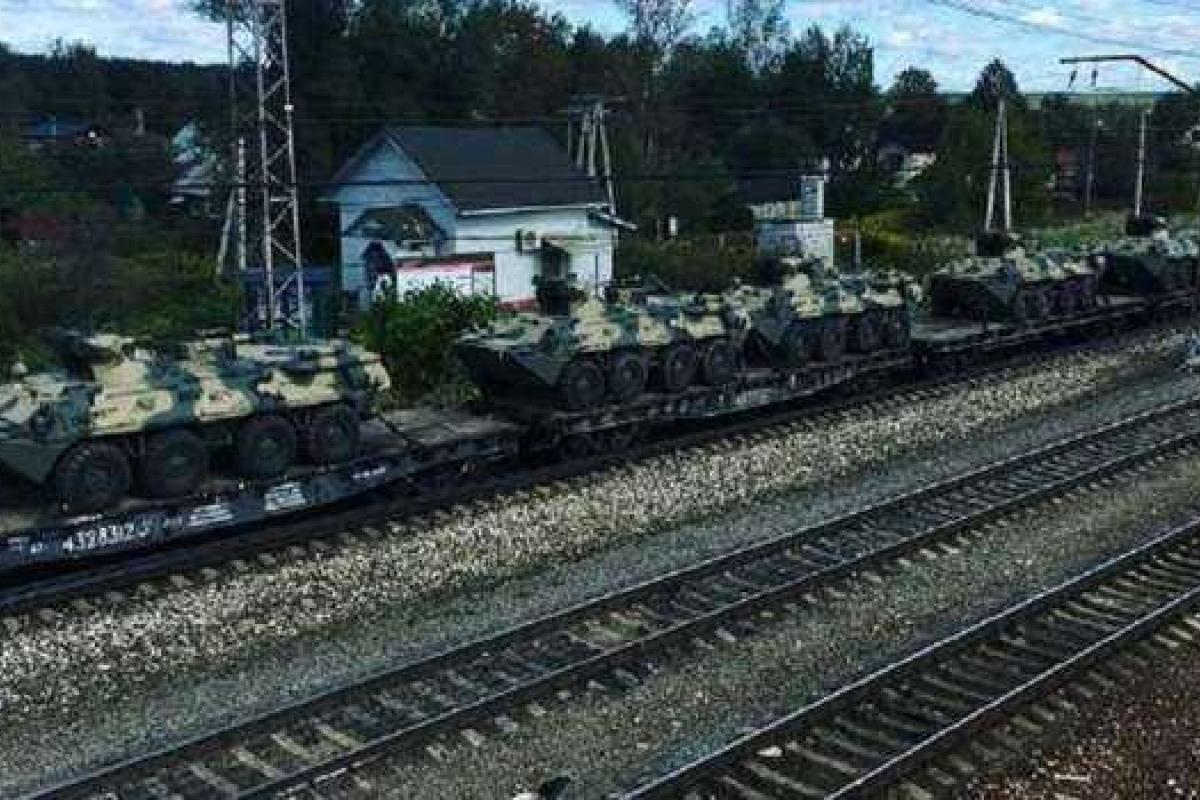 В России под Москвой заметили эшелоны с ненумерованной военной техникой В России под Москвой заметили эшелоны с ненумерованной военной техникой