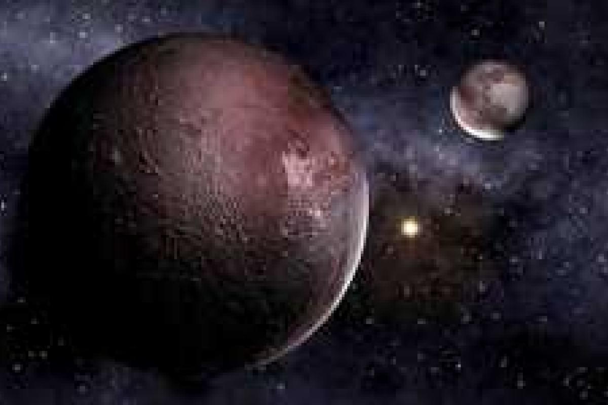 Астрономы показали удивительные фото кровавых пятен на Хароне